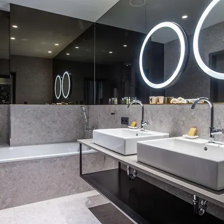 Hilton Garden מלון 4*